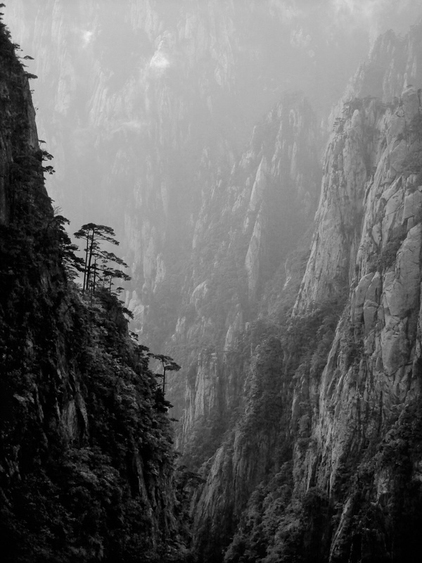 L E N S C R A T C H: Photolucida: Jon Wyatt: Huangshan Ltd #white #black #landscape #mist #photography #valley #and #mountains