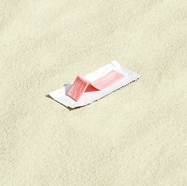 Tira de chicle tomando el sol usando el papel como si fuera una toalla #beach #davis #gum #sugar #photography #brock