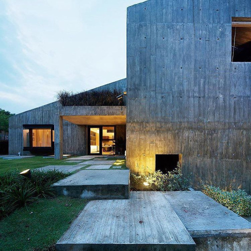 Em concreto por Lapli Architects em Pura