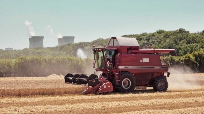 Andrea Pugiotto Captures The Life Near a Nuclear Power Plant in France