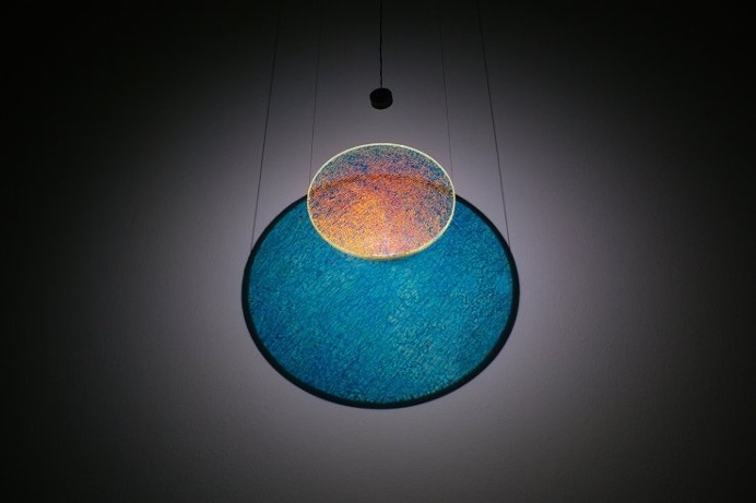 The Antitesi lamp aims to show two perspective of the universe.