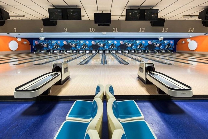 Bowling Alleys: The Vintage Beauty and Aesthetic of Germany's Kegelbahnen by Robert Goetzfried