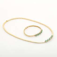 Set of necklace and bracelet with 5 oval fac. Emeralds beh., and 24 Brill. together approx 0.2 ct., TINTED/ SI (M).