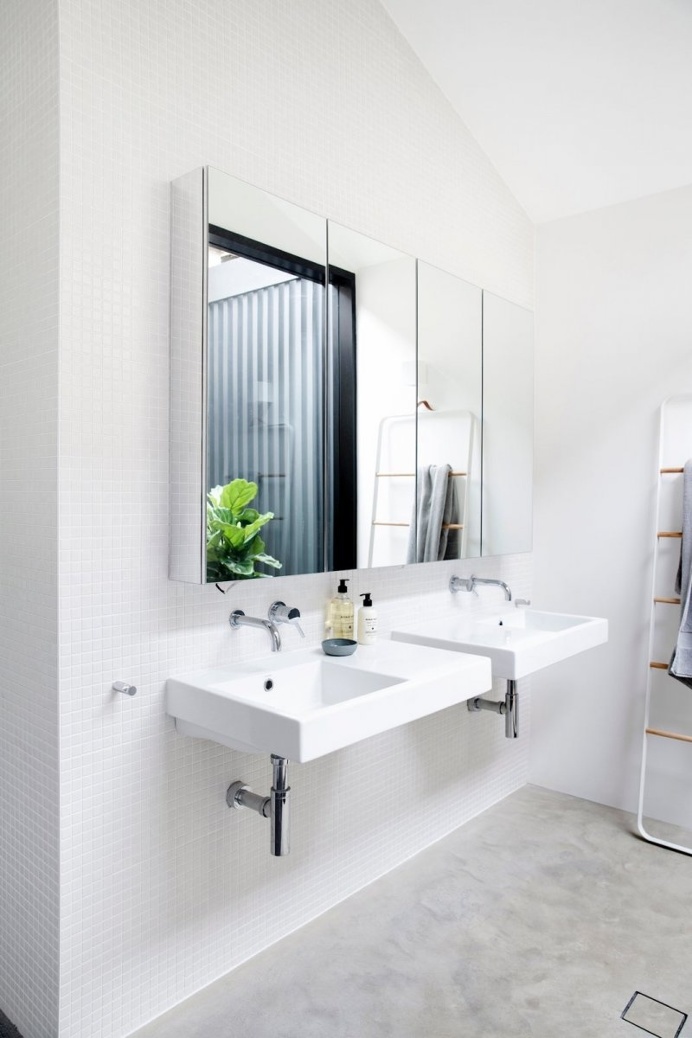 Double floating vanities. Allen Key House by Architect Prineas. © Chris Warnes. #floatingvanity #bathroomvanity #concretefloor