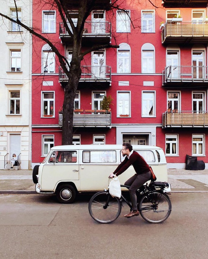 #facadesandcars: Stunning Street Photography by Gregor Klar