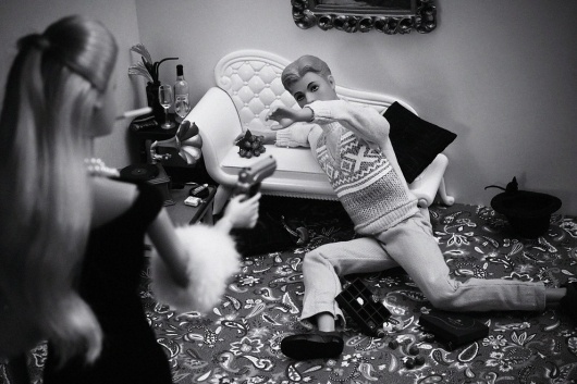 Widelec.org - Video & Photo Blog - Zdjęcia - Odjechane - Prawdziwe życie lalek Barbi by Mariel Clayton #white #photo #doll #black #and