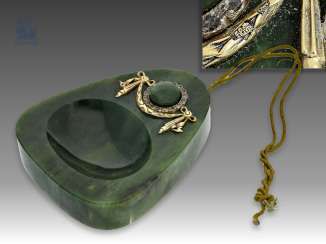 Table bell/table bell: very rare table bell is made of nephrite, Gold, and silver, possibly FABERGÉ, circa 1900, with original box