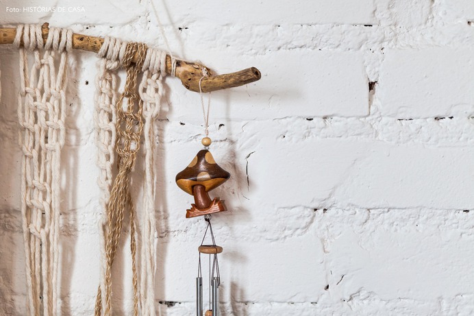 23-decoracao-sala-parede-tijolinho-woven-wall-hanging