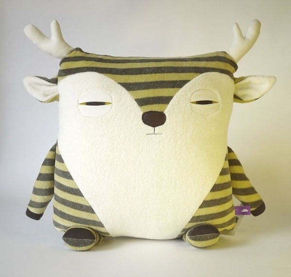 On aime les peluches de Velvet Moustache | LaPresse.ca #deer #plush #cushion #velvet #moustache