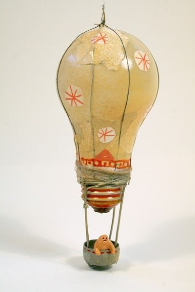 Reusing old lightbulbs. Amazing! #balloon #recycling #lightbulb