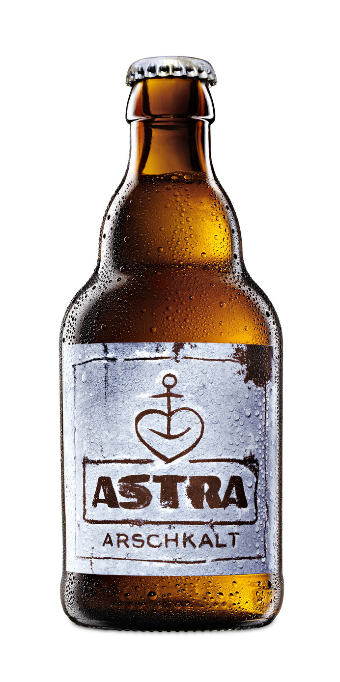 Carlsberg Group - Endlich wird's wieder Arschkalt: der limitierte Verkaufsknaller von Astra ist zurück. #beer #beerpackaging #beverage #branding #packaging