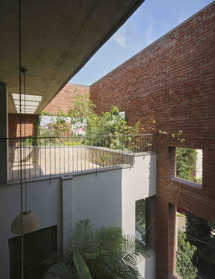 House with a Brick Veil / Studio Lotus,© Edmund Sumner