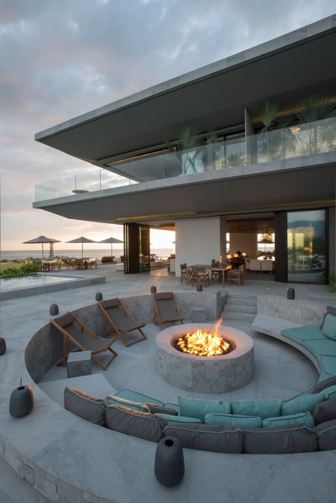 Green Walls Embellish Dramatic Luxury Home Overlooking the Pacific
