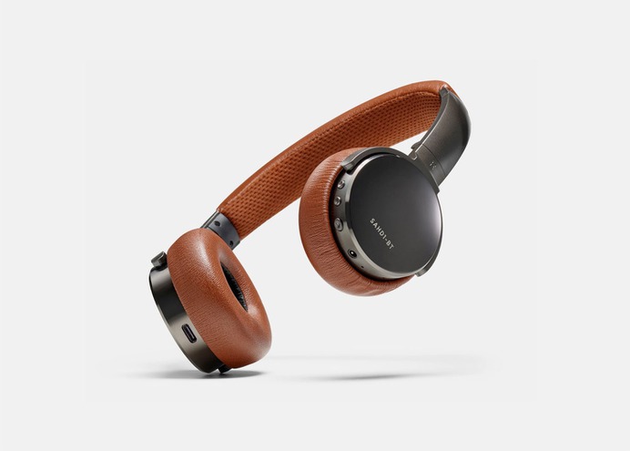 STATUS Audio minimalist headphones - Mindsparkle Mag Status Audio , found in 2014 Brooklyn – NY, produces high quality minimalist audio products. They believe that subtractive, timeless design inspires a better and more open-minded listening experience. #logo #packaging #identity #branding #design #color #photography #graphic #design #gallery #blog #project #mindsparkle #mag #beautiful #portfolio #designer