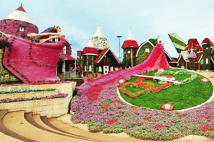 Floral diva has an estimated height of almost 12 feet tall. It is not the tallest floral theme at the Dubai Miracle Garden but still it dazzles with its finest finishing at the garden.