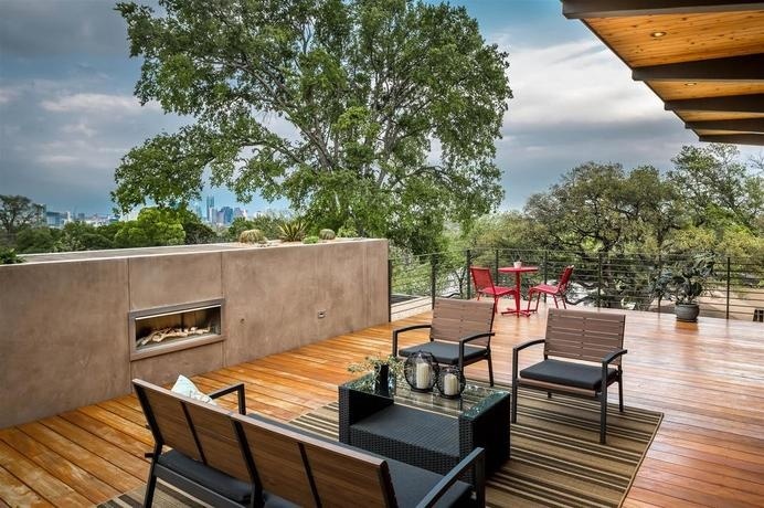 Modern architecture and spacious roof terrace Barton Hills Residence - HomeWorldDesign (11) #house #interiors #home #texas #austin #architecture