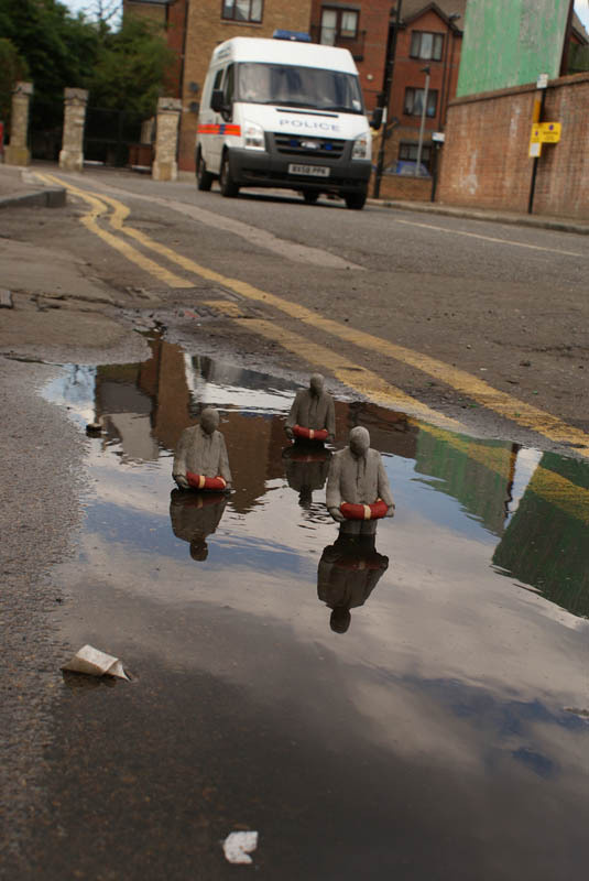 cement miniature sculptures artist isaac cordal (4) #photography #cement #sculpture #art