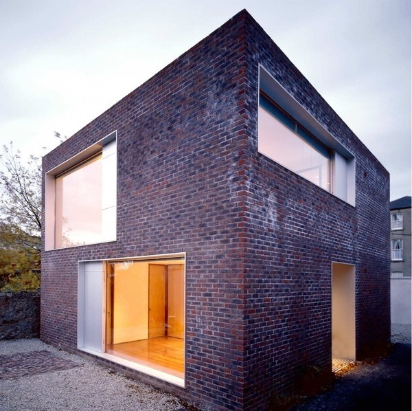 Alma Lane House / Boyd Cody Architects #brick #void #solid #architecture #houses #facades