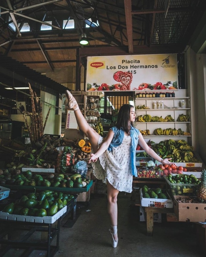 Coming Home: Omar Z. Robles Captures Ballet Dancers in the Streets of Puerto Rico