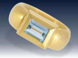 Ring: ehemals sehr teurer, äußerst massiver und schwerer Goldschmiedering mit Aquamarin, Handarbeit aus 900er Gold