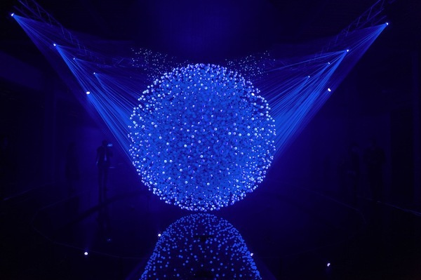CJWHO ™ (Sculpture in Motion Made of 12,000 Translucent...) #sculpture #motion #design #interiors #art #blue