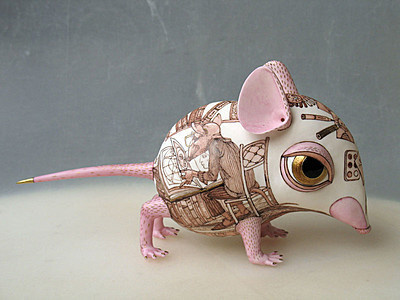 Первая Мышь с антропологией #pictoplasma #mouse #pink #illustration #gold #toy