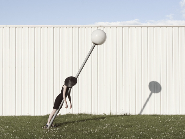 ©Charlotte Ortholary - Fotografía | Photography #lamp #white #grass #photography #hat #pole #wall #art #surreal #lean