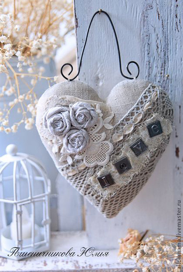 This heart-shaped decor gives off a vintage chic vibe which is especially good for people with that taste in art and fashion.