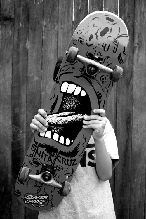 Skateboard screams.