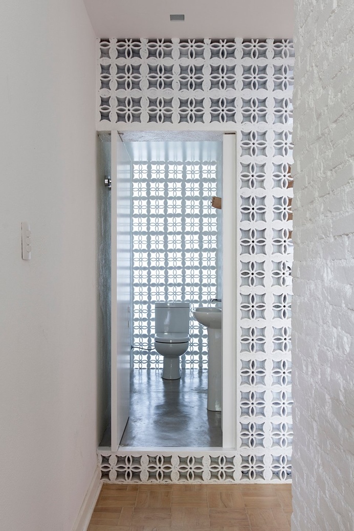Lavatory. Ap Cobogó by Alan Chu. #alanchu #minimalism #toilet #cobogo