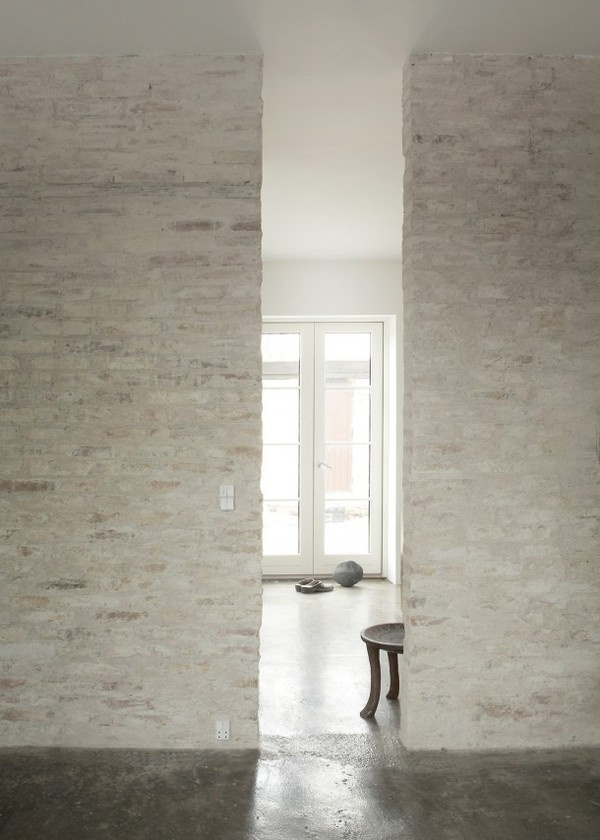 White entrance #interior #house #modern #rustic #architecture #studio #art #paintings #artist