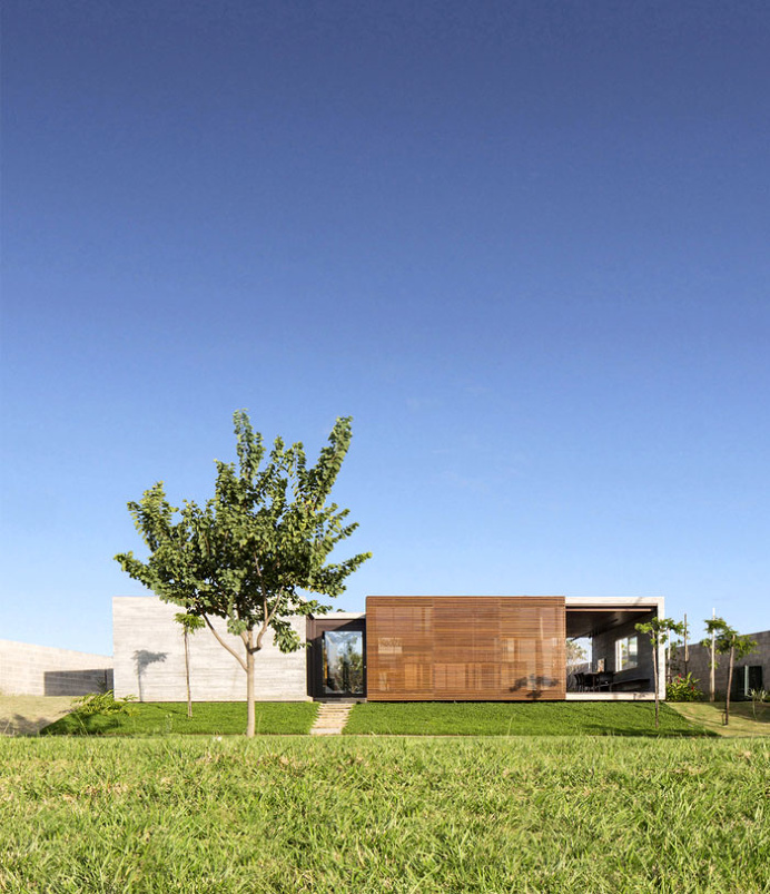 Weekends Single Story House Unites Openness and Modernity - InteriorZine #architecture #house #home #decor