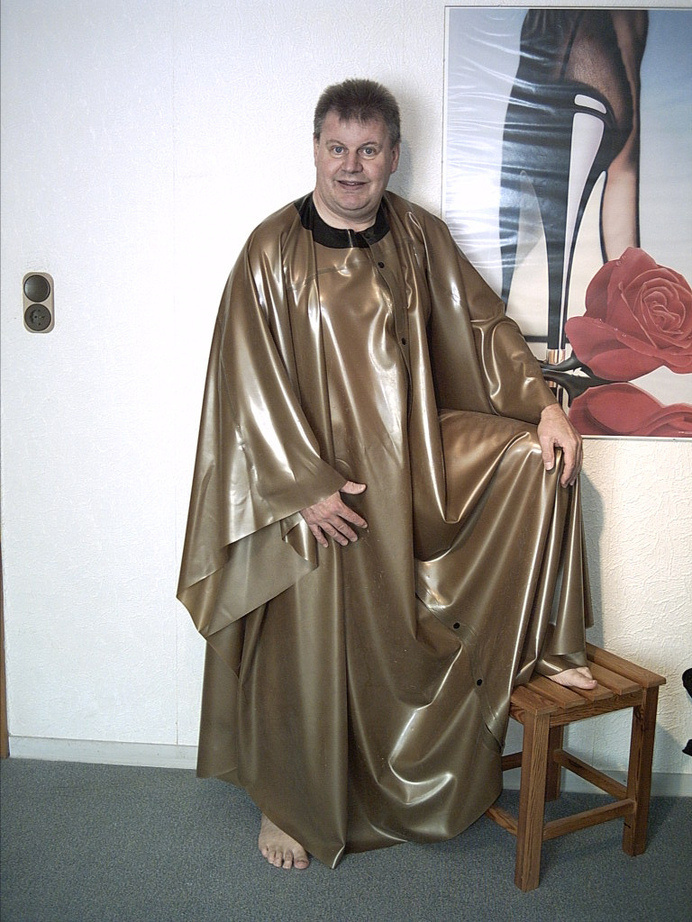 In diesen Kaftan aus sinnlich Gold glänzenden Latex,lässt es sich herrlich träumen | Flickr - Photo Sharing! #kaftan