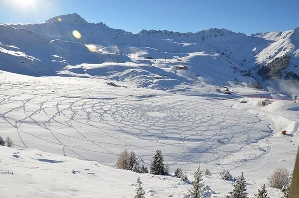 Simon Beck land art in France #3d #his #france #each #pai #snow #is #there #the #it #creating #and #art #when #artis #winter