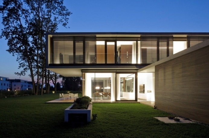 Two Stacked Perpendicular Volumes Defining Modern LK House in Austria #architecture #house #modern