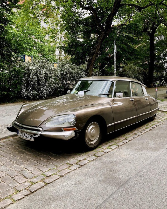 #facadesandcars: Stunning Street Photography by Gregor Klar