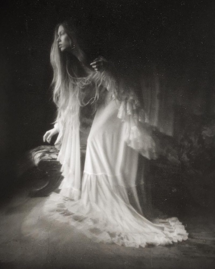 Gorgeously Mysterious, Melancholic and Fine Art Portrait Photography by Nona Limmen