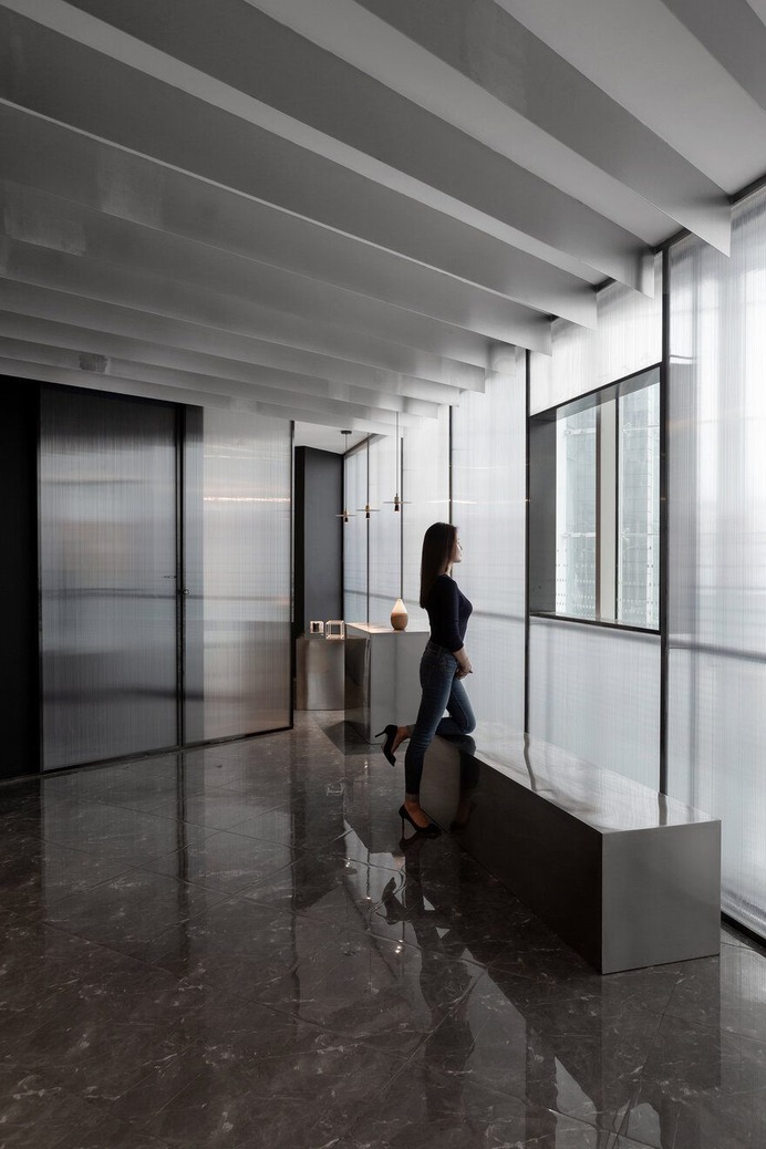 Multifunctional-leisure-area-looking-outside-through-window