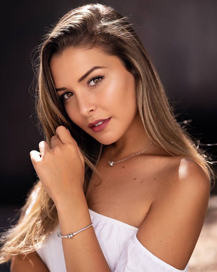 Gorgeous Female Portrait Photography by Luis Glz Uli