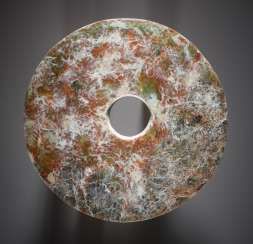 AN IMPOSING BI DISC WITH A FINE-TEXTURED SURFACE AND MIRROR-LIKE POLISH