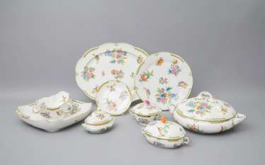HEREND dinner service for 12 persons 'Queen Victoria', 20. Century. #Sets #Teasets #Porcelainsets #Antiqueplates #Plates #Wallplates #Figures #Porcelainfigurines #porcelain