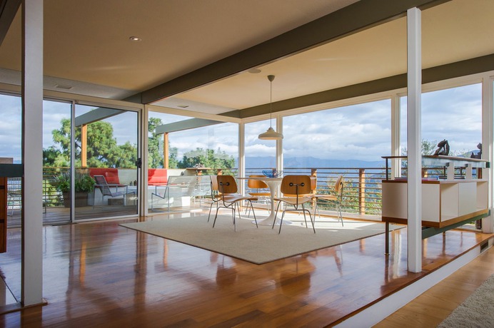 Buff & Hensman Midcentury Home living room. The post-and-beam construction is beautifully complemented by walls of glass which frame the home's breathtaking panoramic views.