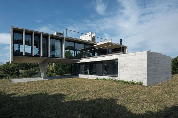 Cariló House by Luciano Kruk. A Holiday Home by the Sea