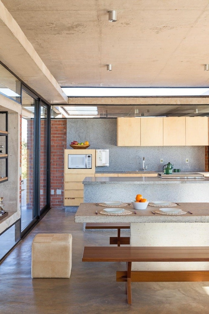 Modern Brazilian Home Embracing Transparency and Open Spaces 8