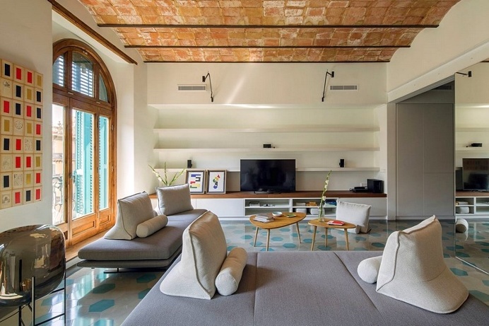 House of Mirrors – Dwelling in Barcelona's Placa Catalunya