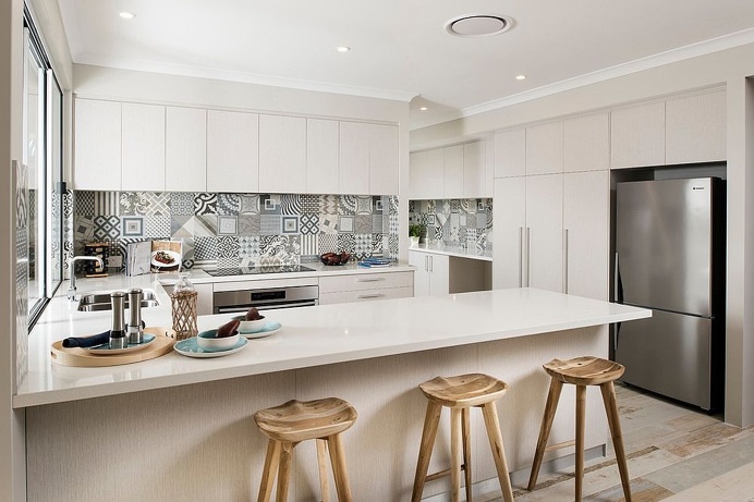 Modern white + patchwork kitchen #Modern #patchwork #kitchen #cucina #moderna