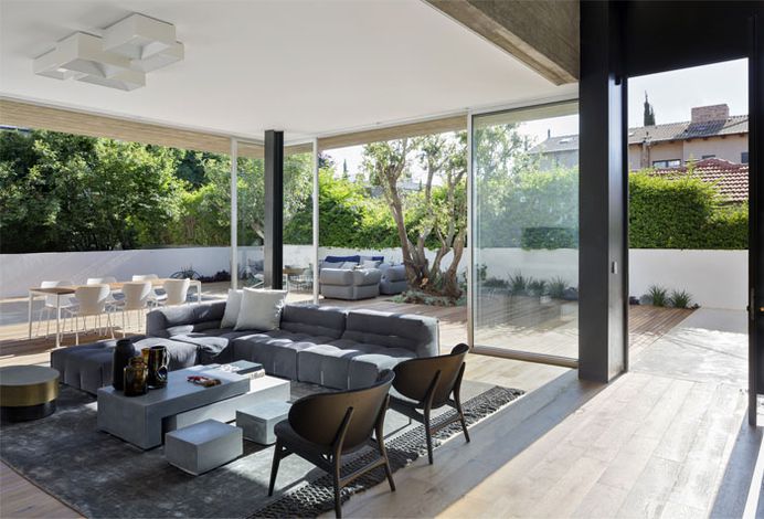 House with Simple Clear-lined Rectangular Volumes - InteriorZine