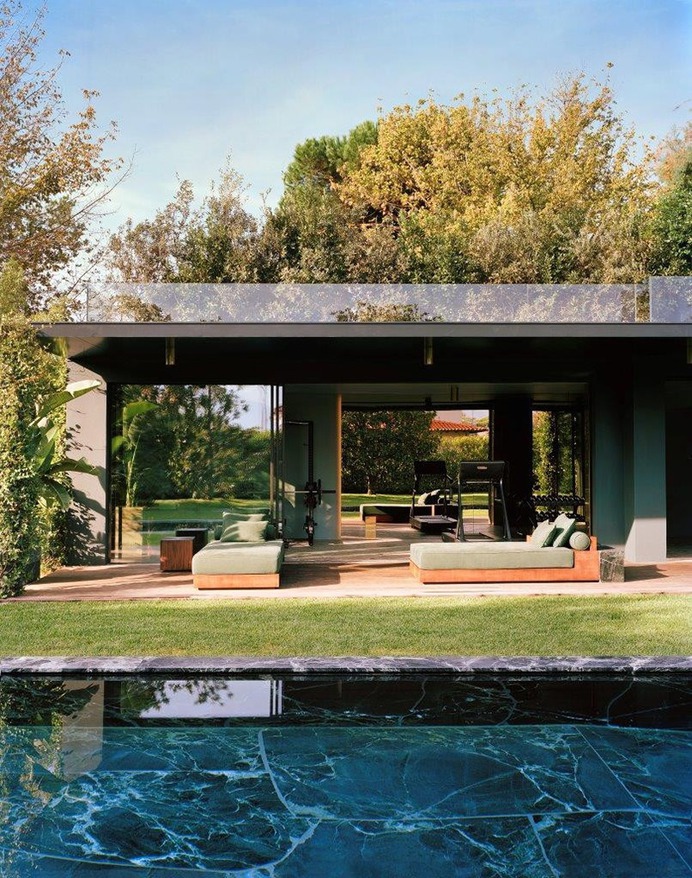 Architecture & Interior Design: De Cotiis Architects. Coatings: Verde Alpi Marble. Property Location: Forte dei Marmi, Tuscany, Italy. Photographer: Ambroise Tezenas