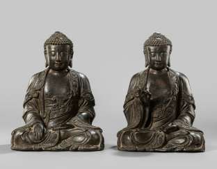 Two bronze figures: Shakyamuni Buddha and bhaisajya guru in meditation, sitting with a Lotus décor