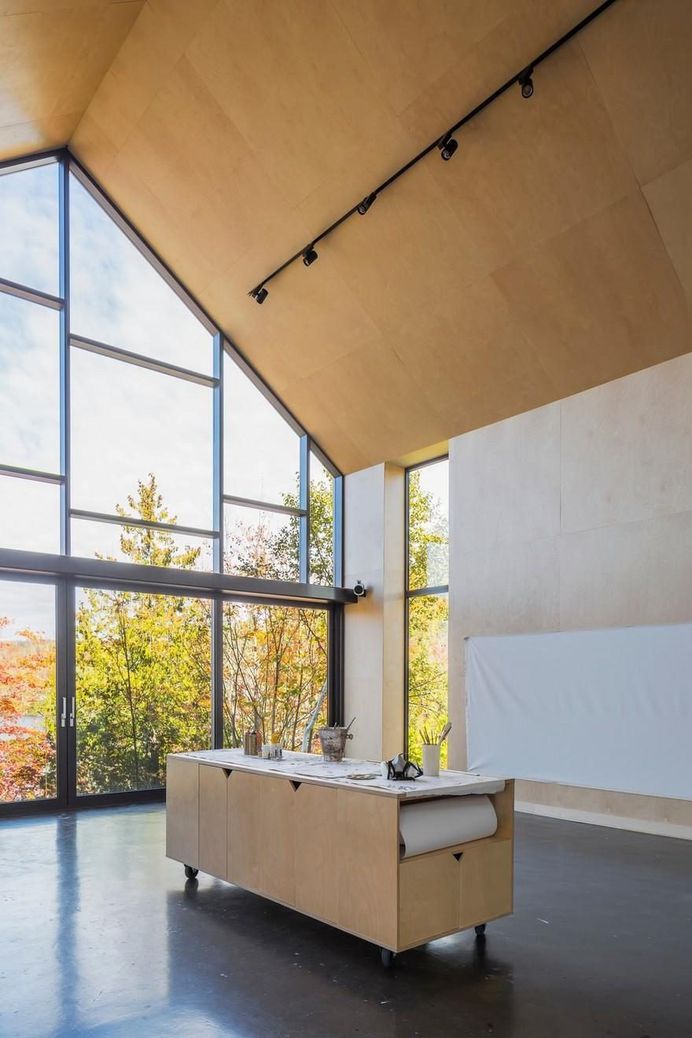 A Contemporary Garage that Turns Into a Suspended Artist Workshop 9